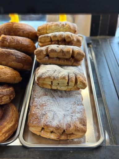 عکس عمو قناد کافه بیکری