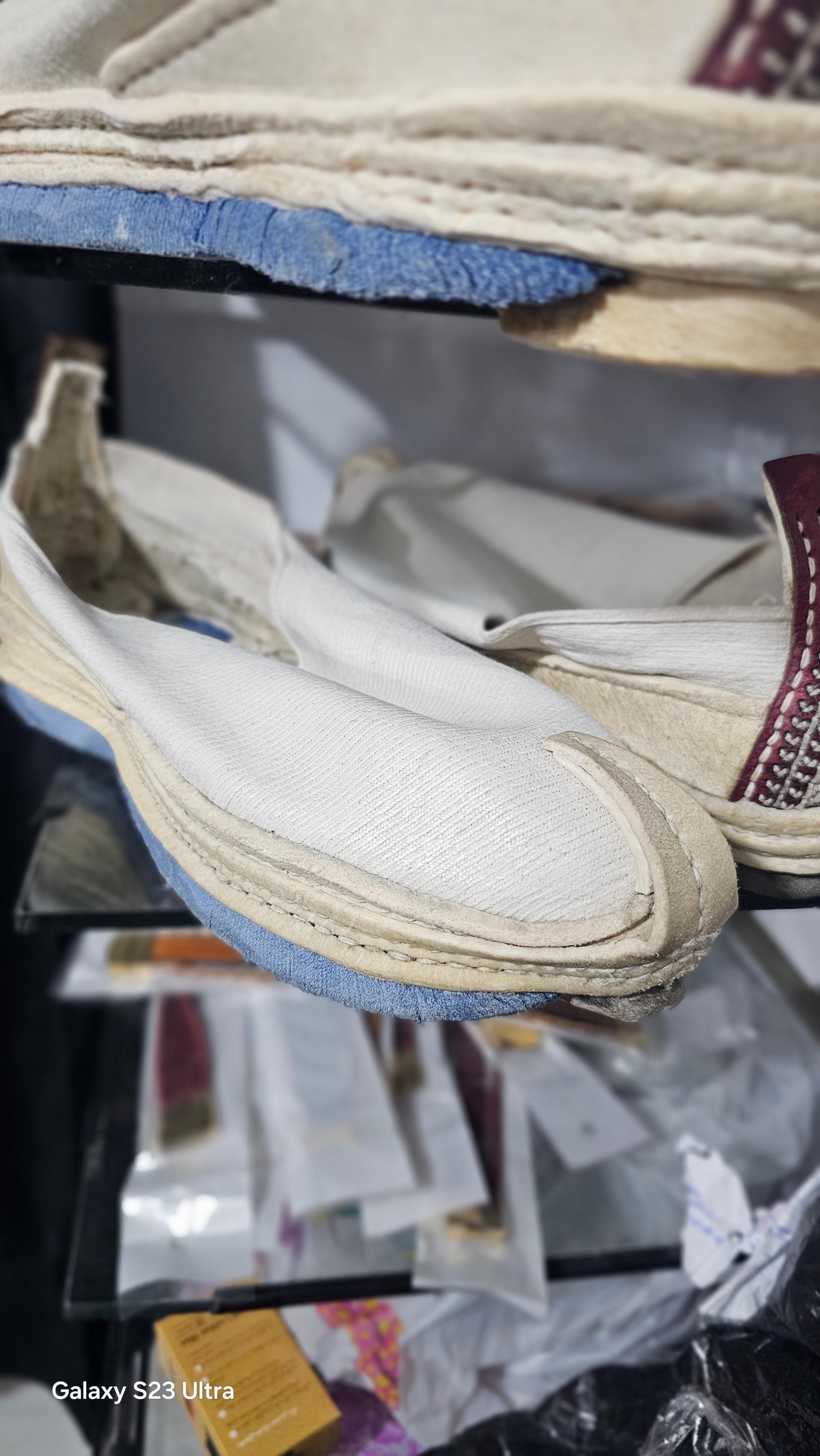 عکس فروشگاه لباس محلی بختیاری و محصولات چرمی رضایی