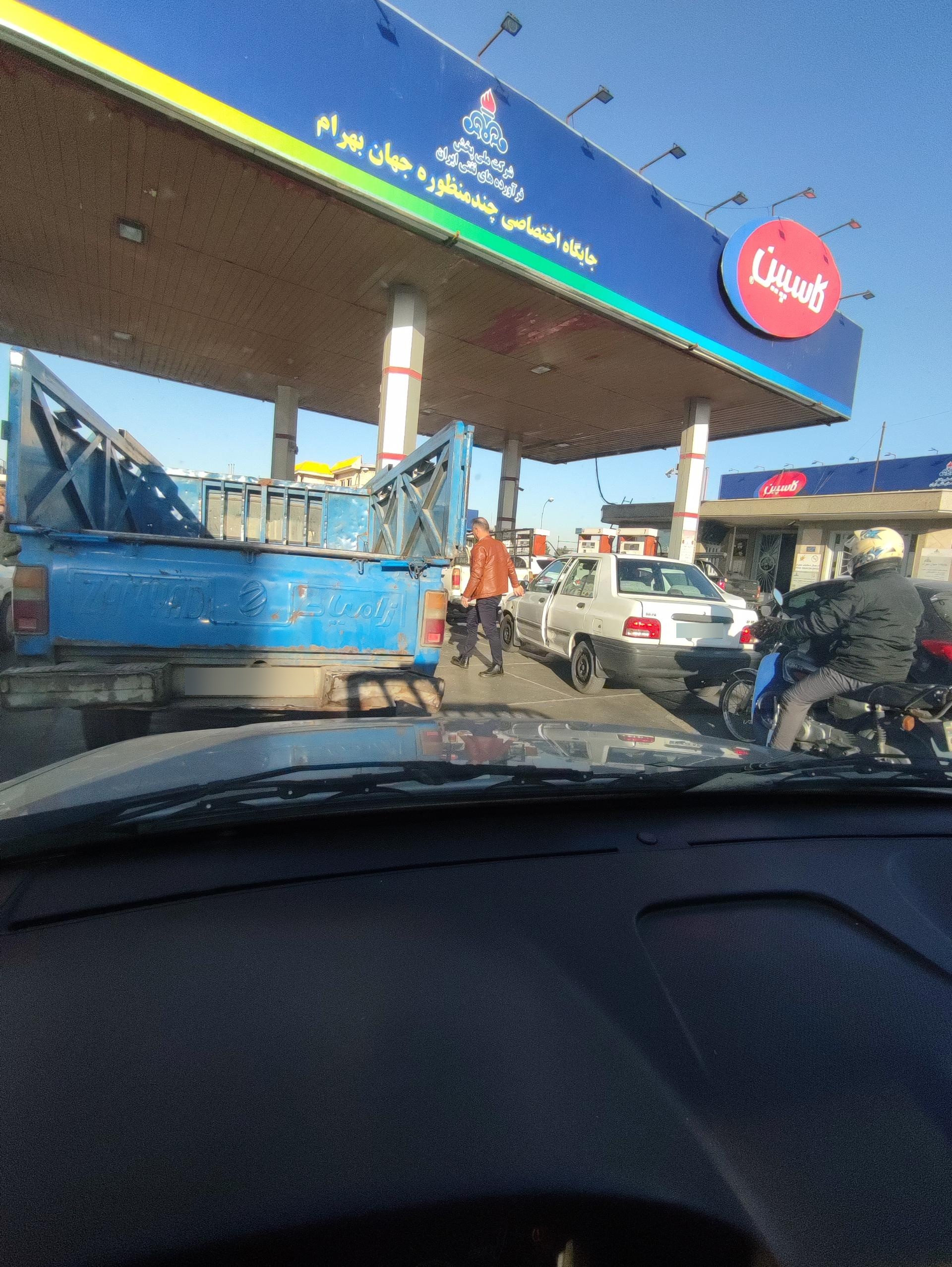 عکس جایگاه سوخت بنزین و گازوئیل