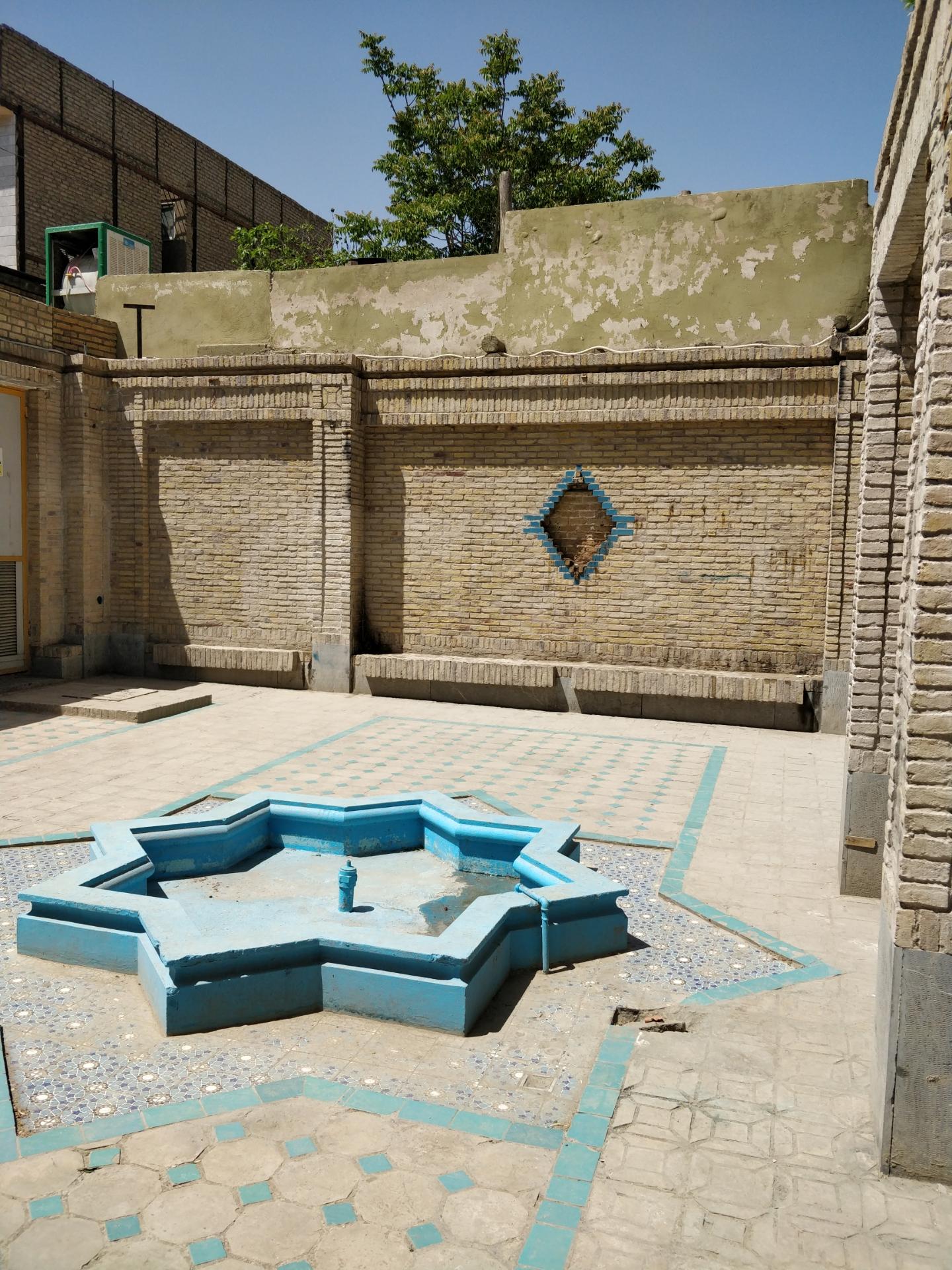 عکس پاتوق محله بالا خیابان