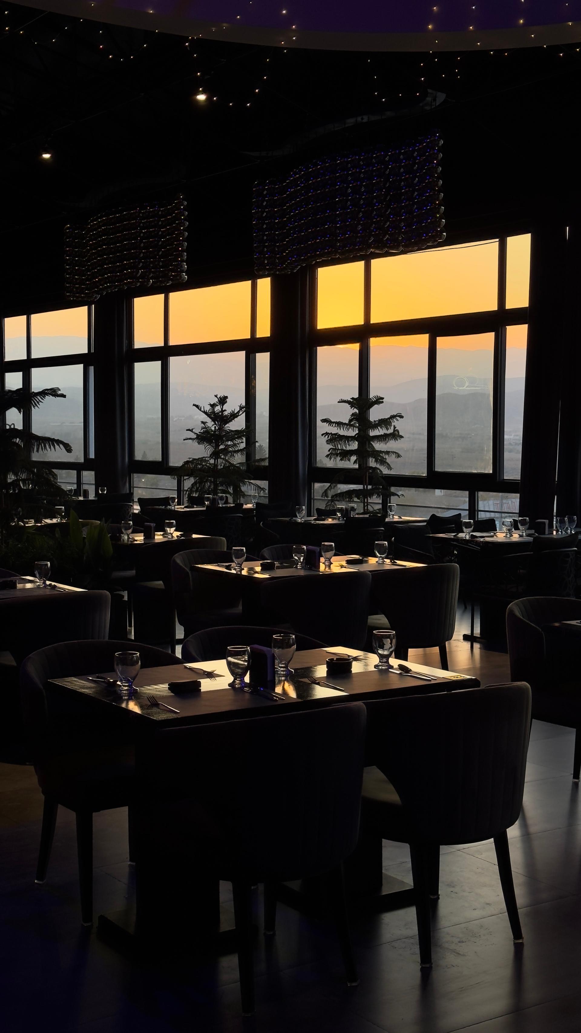 عکس رستوران بزرگ اسپیناس بام 