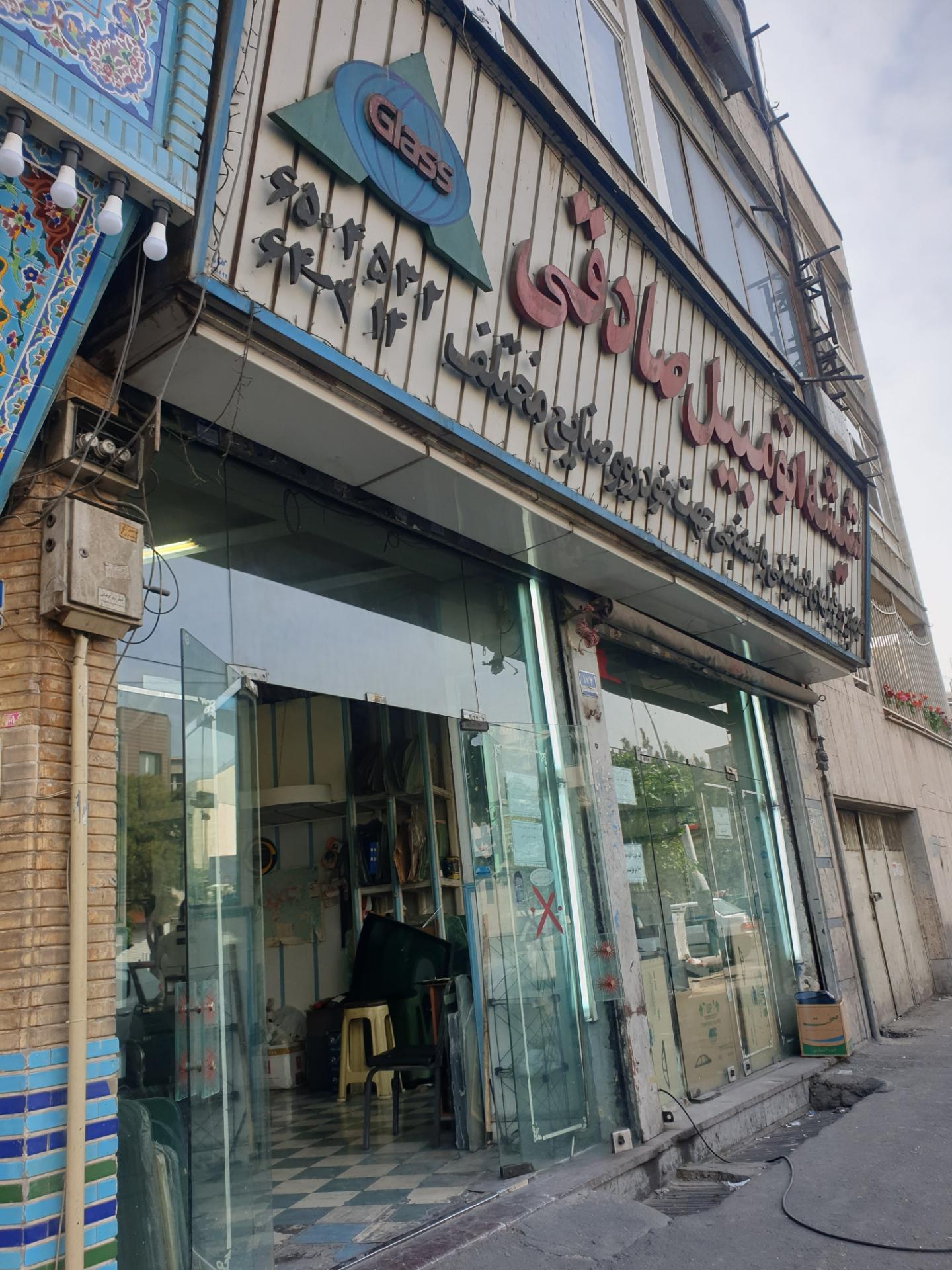 عکس شیشه اتومبیل صادقی 