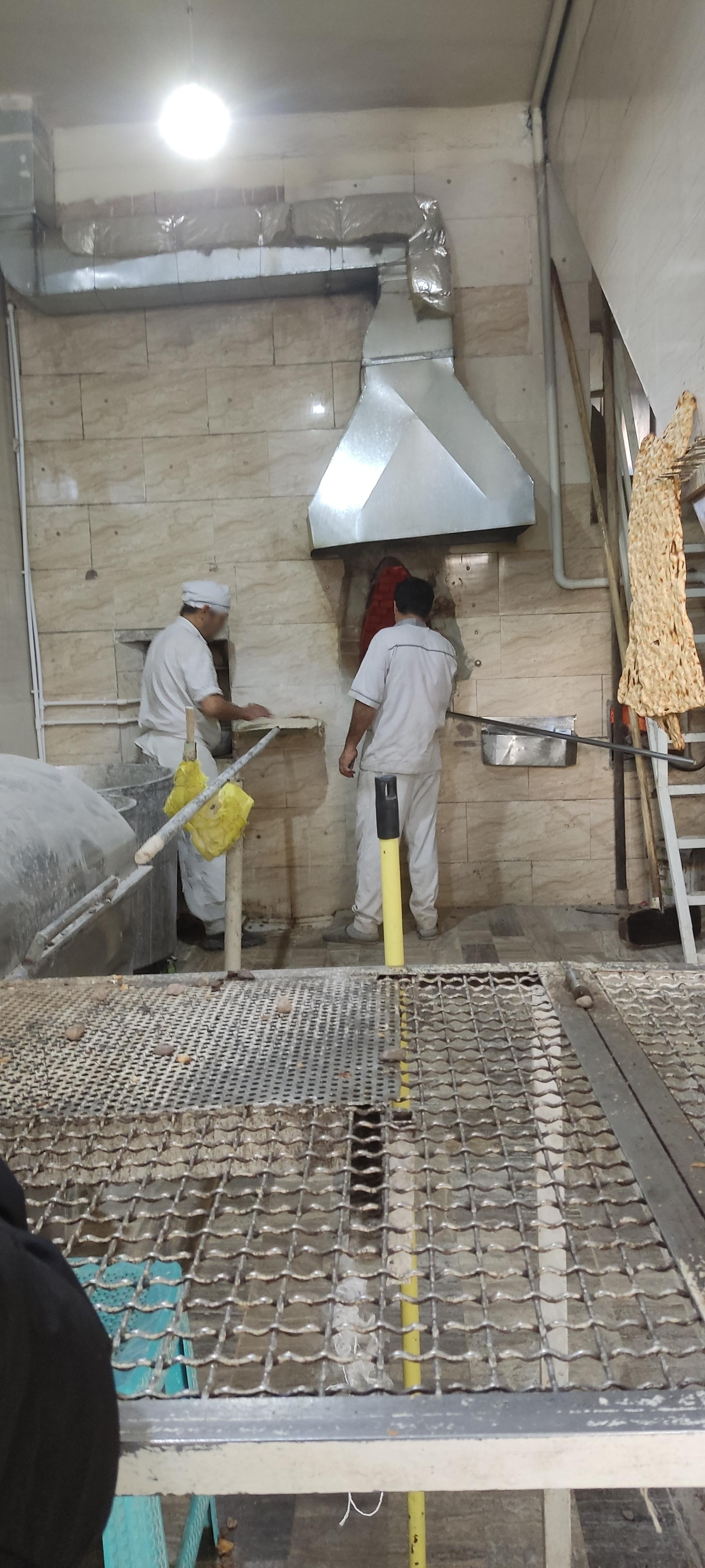 عکس نانوایی سنگکی سنتی سیاه بند