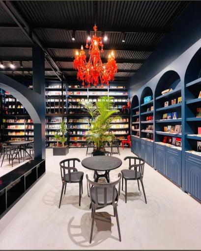 عکس کافه کتاب شب های روشن