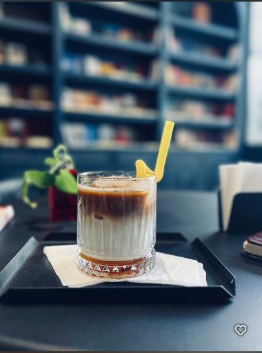 عکس کافه کتاب شب های روشن