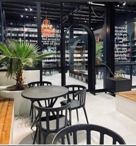 عکس کافه کتاب شب های روشن