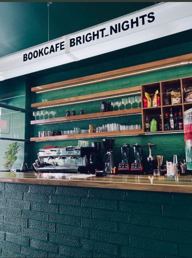 عکس کافه کتاب شب های روشن
