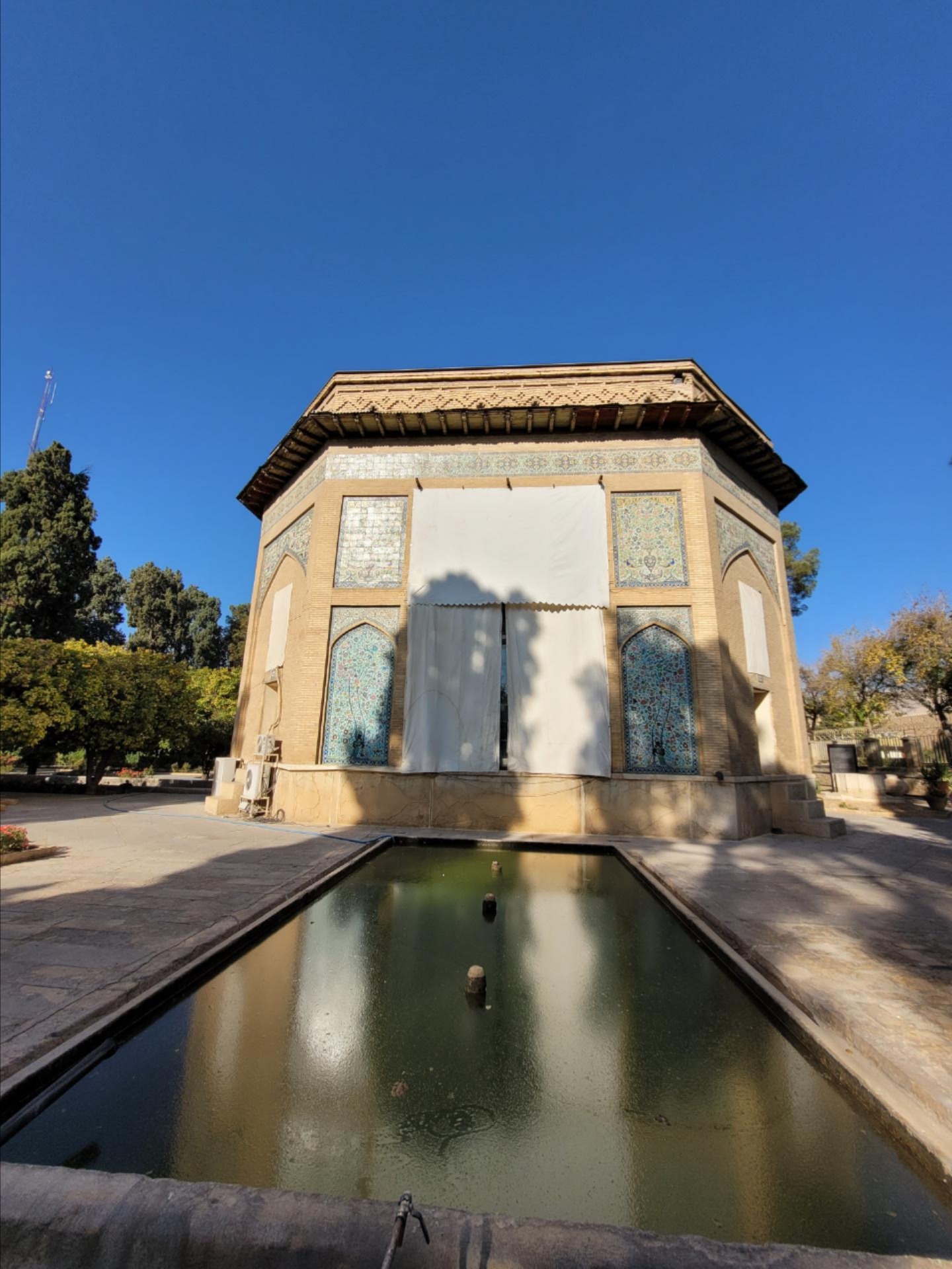 عکس عمارت کلاه فرنگی