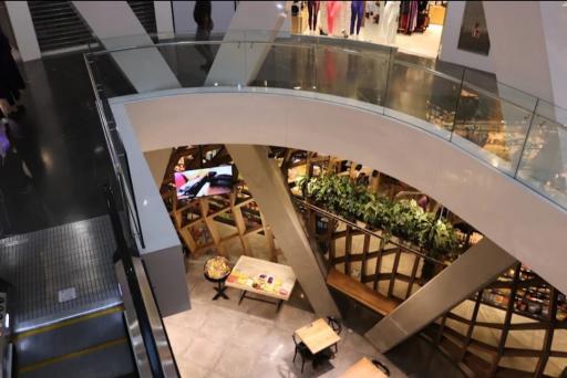 عکس مرکز خرید آواپلت (آواسنتر)