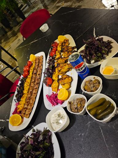 عکس باغ رستوران نارنج