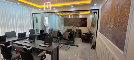 عکس مشاور املاک ضامنی