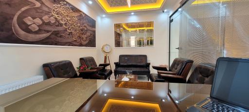 عکس مشاور املاک ضامنی