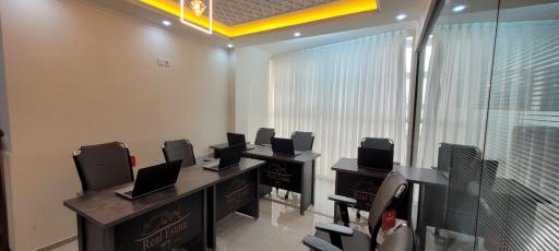 عکس مشاور املاک ضامنی