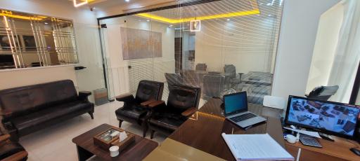 عکس مشاور املاک ضامنی