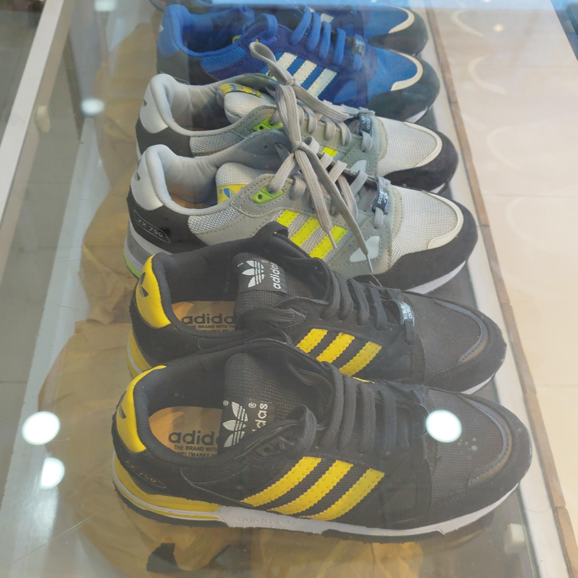 عکس کارگاه تولید و فروش لباسهای محلی اصالت