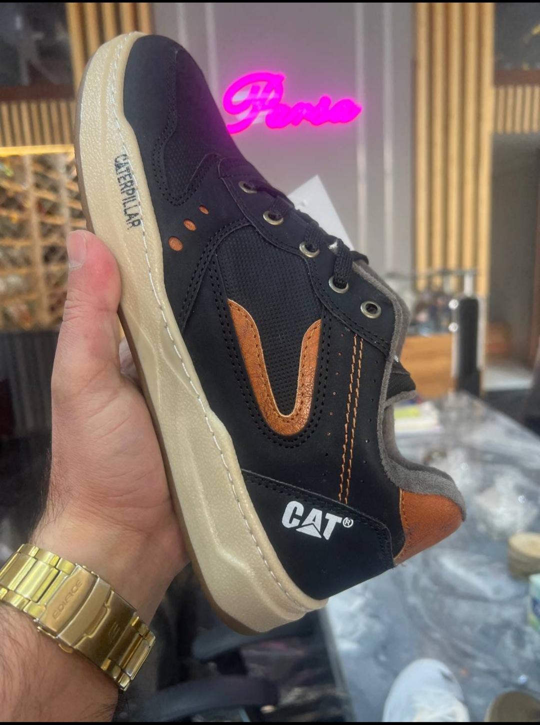 عکس فروشگاه کتونی یونیک