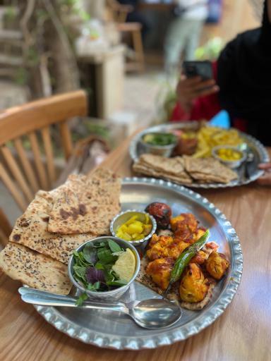 عکس سفره خانه سنتی زرنگار