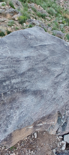 عکس سنگ‌نوشته فرانسوی‌ها در اوسون