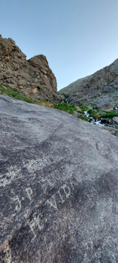 عکس سنگ‌نوشته فرانسوی‌ها در اوسون