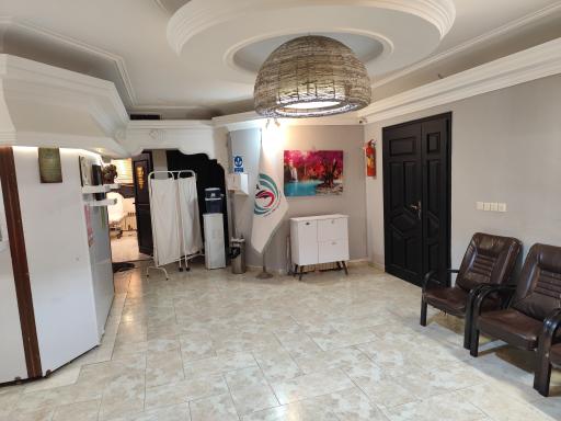 عکس دکتر مهدیار سعیدیان پوست مو و زیبایی