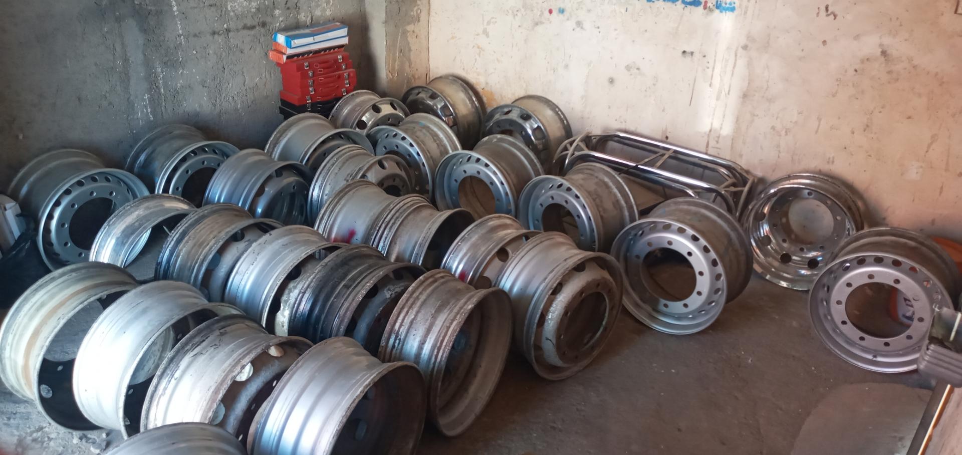 عکس استوک کامیون و رینگ آلومینیوم قطعه ابزار