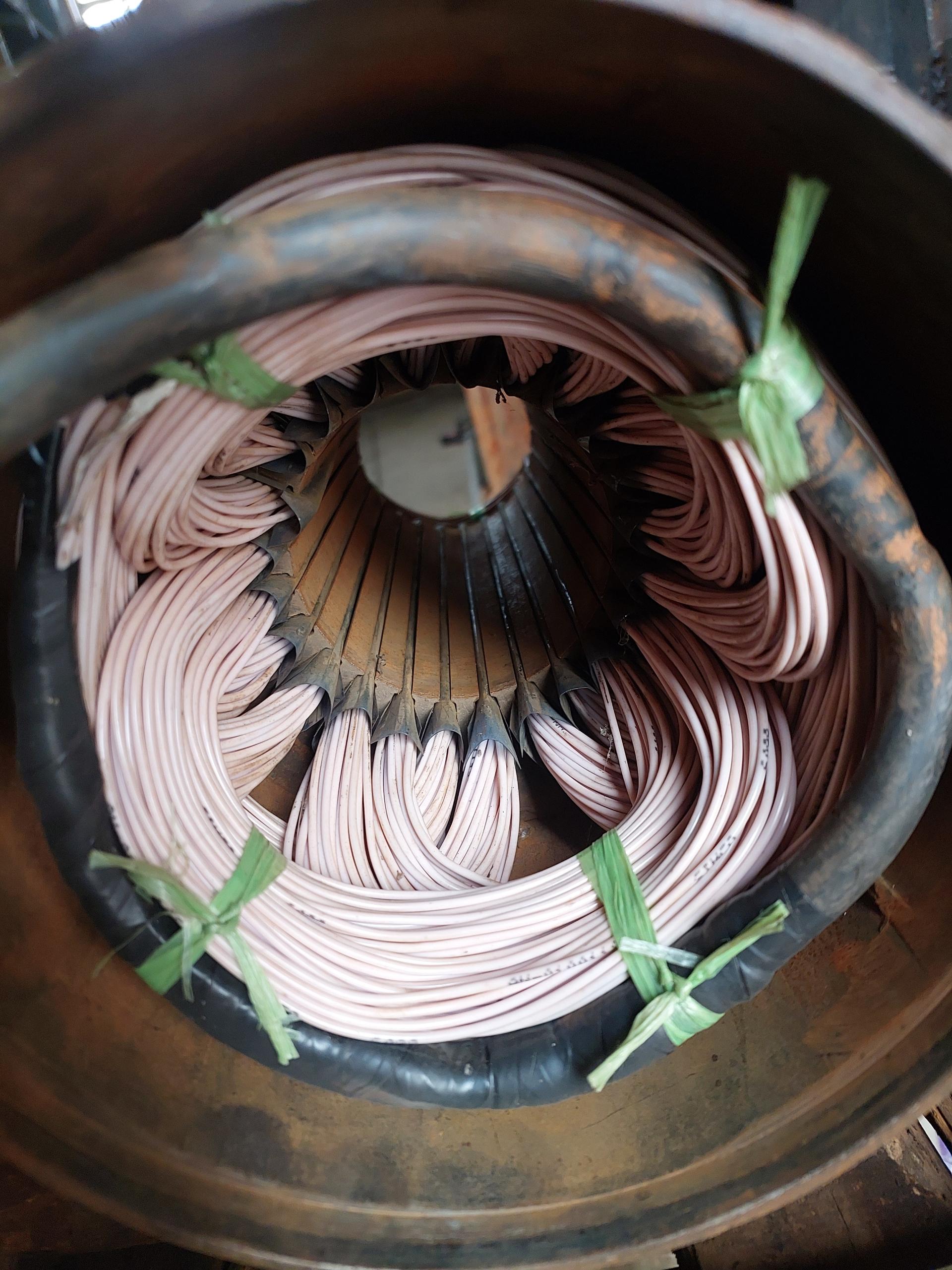 عکس پیاده و نصب پمپ چاه عمیق