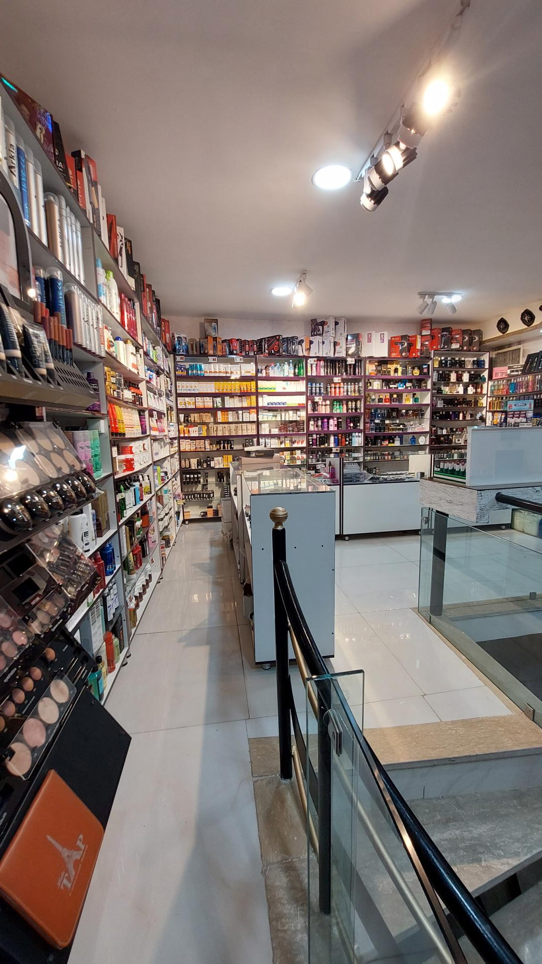 عکس پخش لوازم آرایشی برند