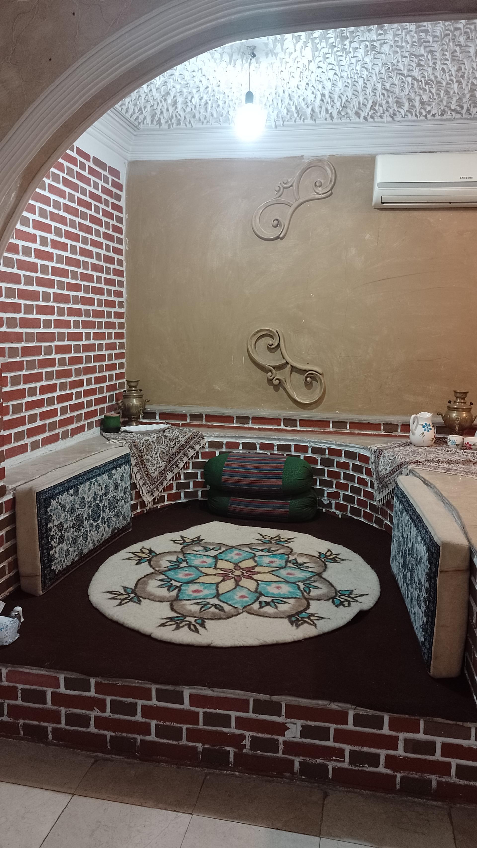 عکس رستوران سنتی عقاب طلایی