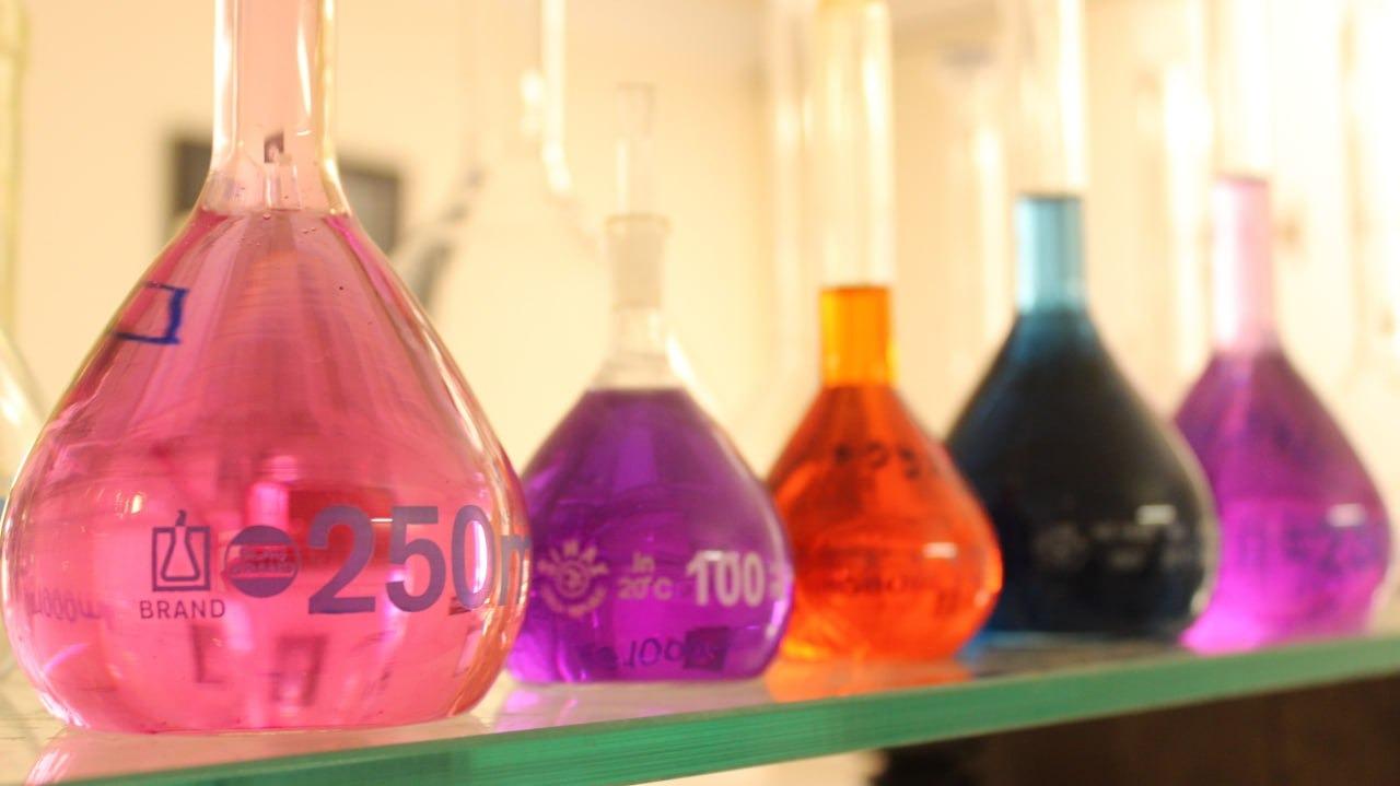 عکس آزمایشگاه گیاه شناسی ناب دکتر هما عزیزی