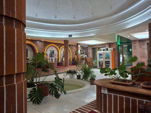 عکس رستوران سنتی تخت طاووس