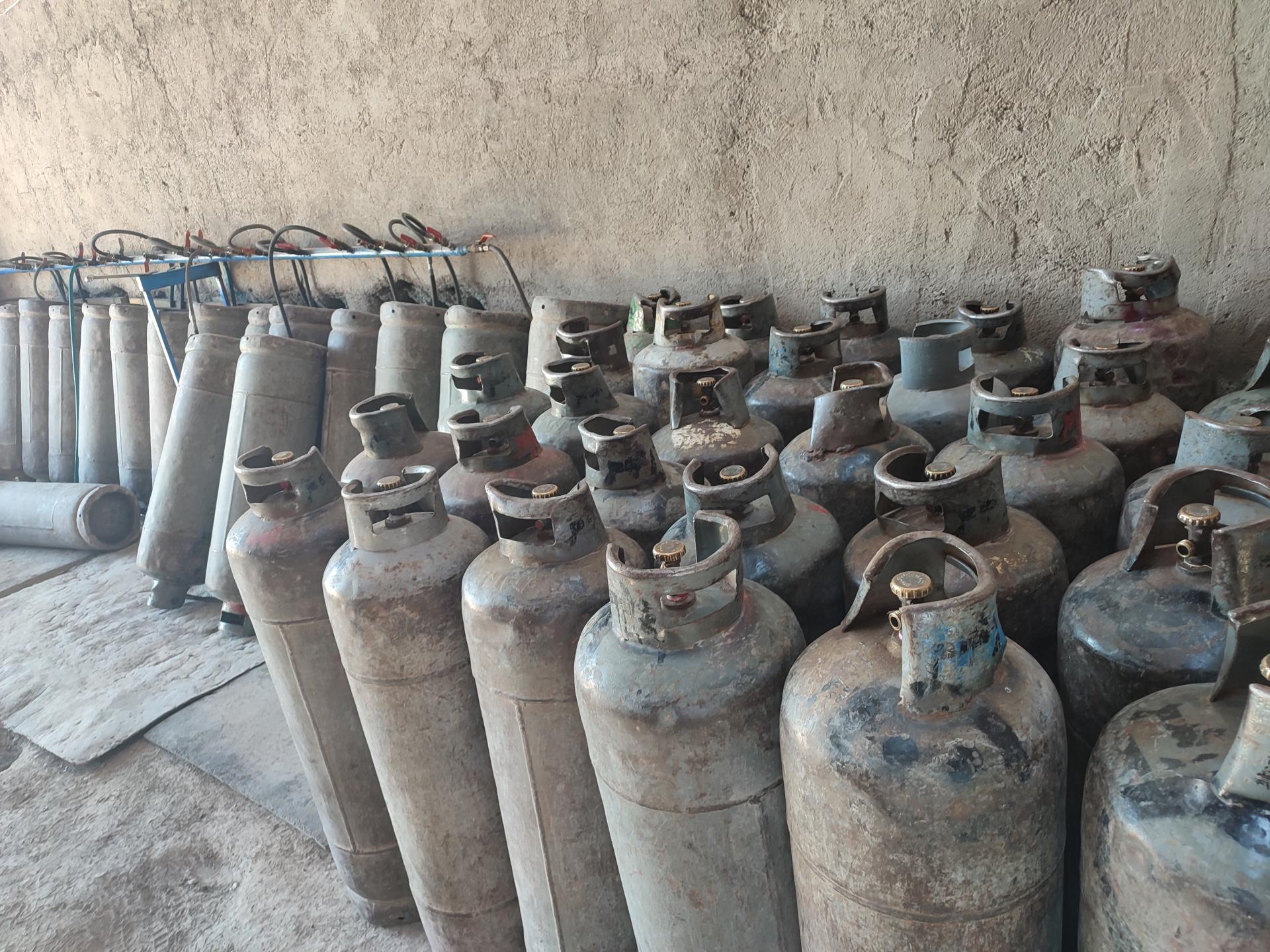 عکس شارژ کپسول گاز lpg رهبر