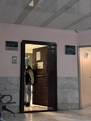 عکس دکتر ایرج اسفندیارپور متخصص پوست ومو