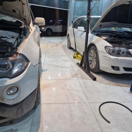 عکس تعمیرگاه بی ام و مرادی