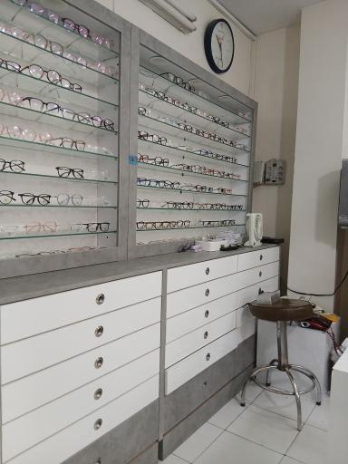 عکس عینک سازی و بینایی سنجی نور