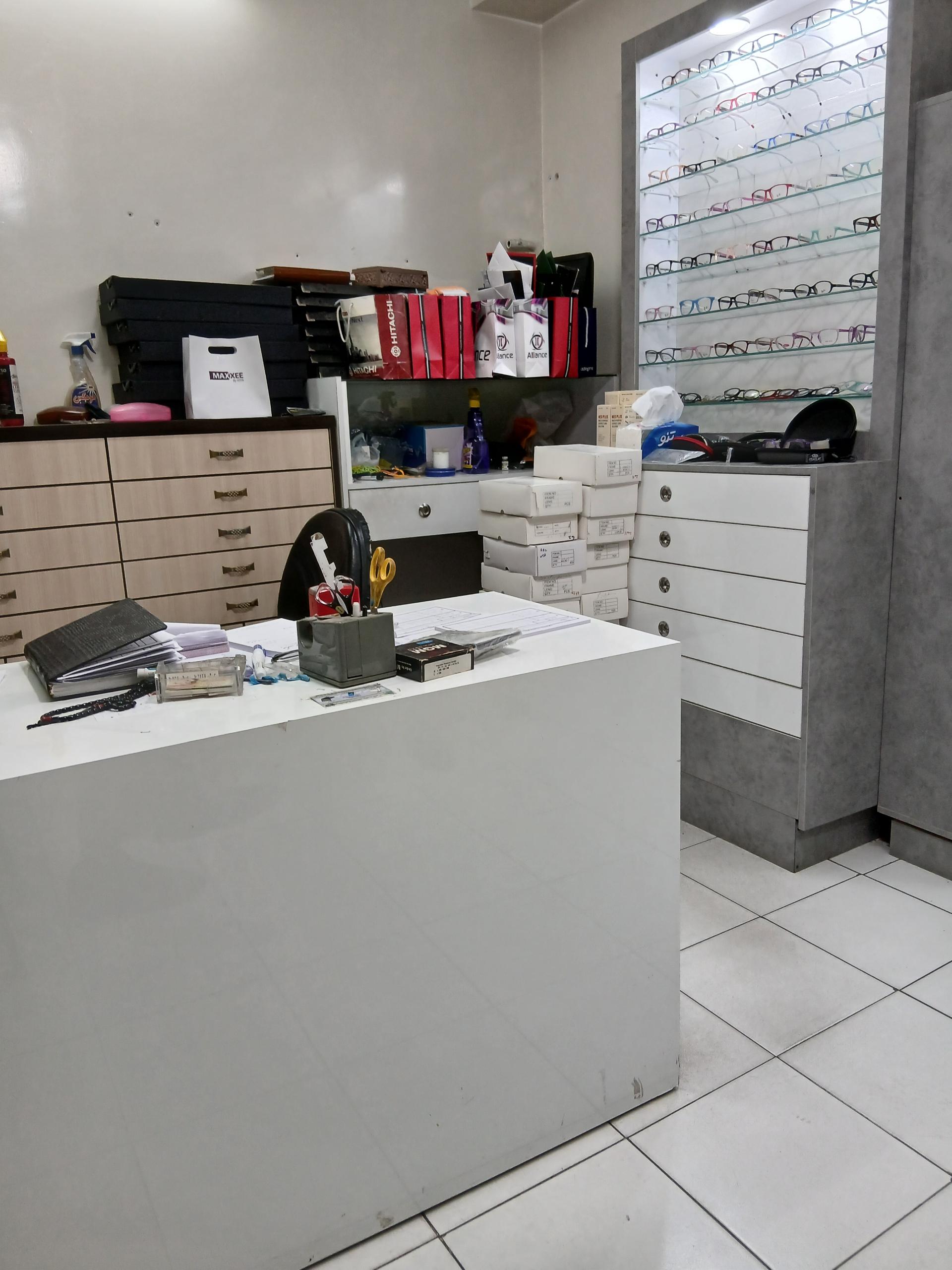 عکس عینک سازی و بینایی سنجی نور