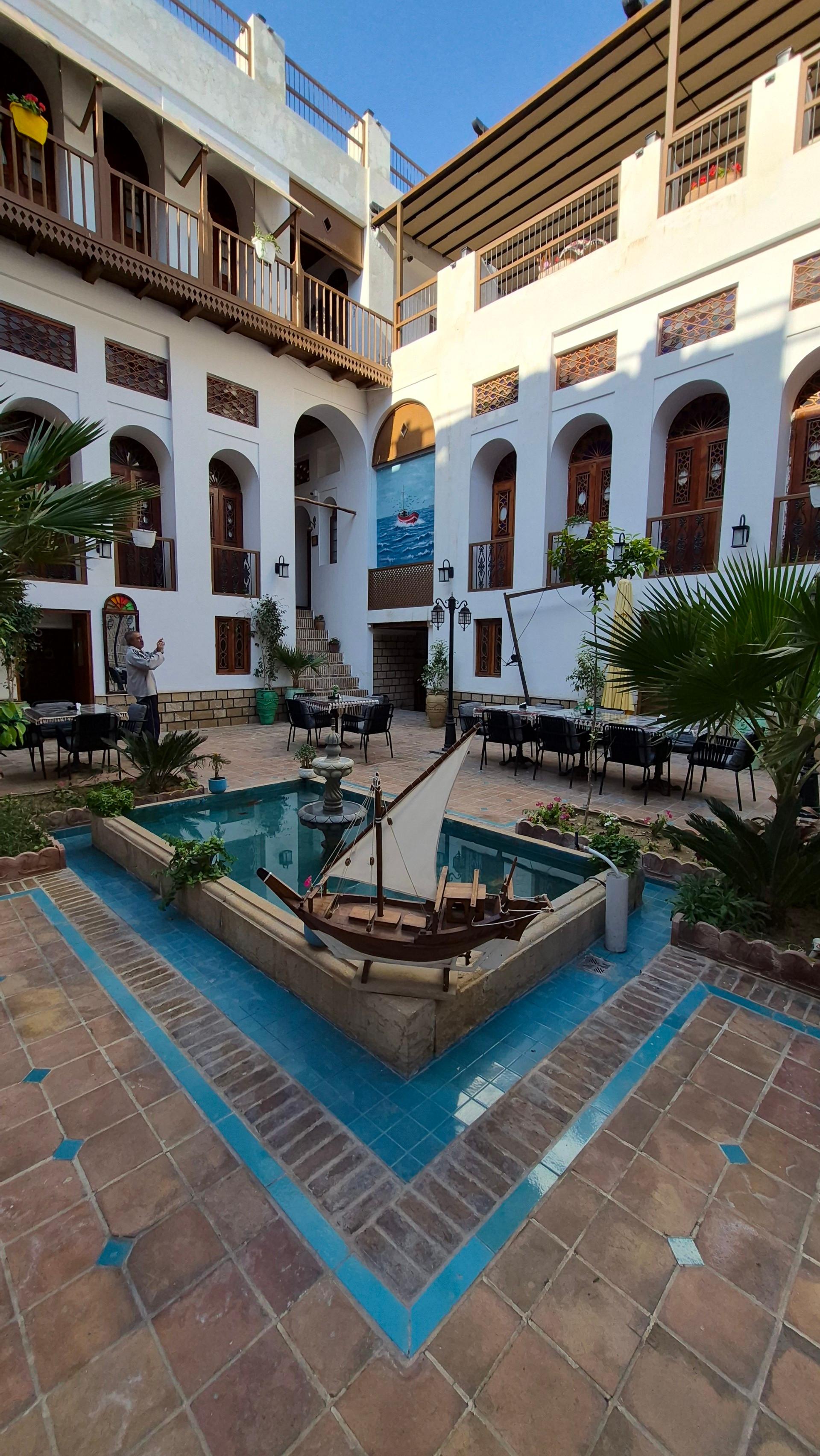 عکس عمارت گلشن کافه 