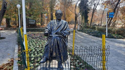 عکس مجسمه مرحوم حاج حسین آقای ملک