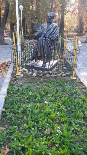 عکس مجسمه مرحوم حاج حسین آقای ملک