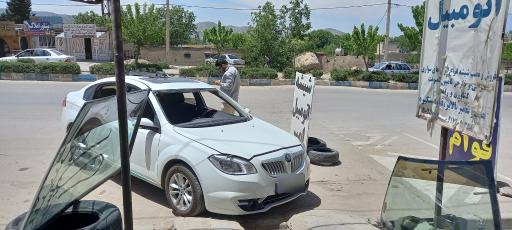 عکس شیشه اتومبیل امیر 