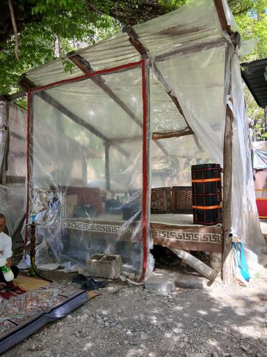 عکس آلاچیق  سرپوشیده کنار آب