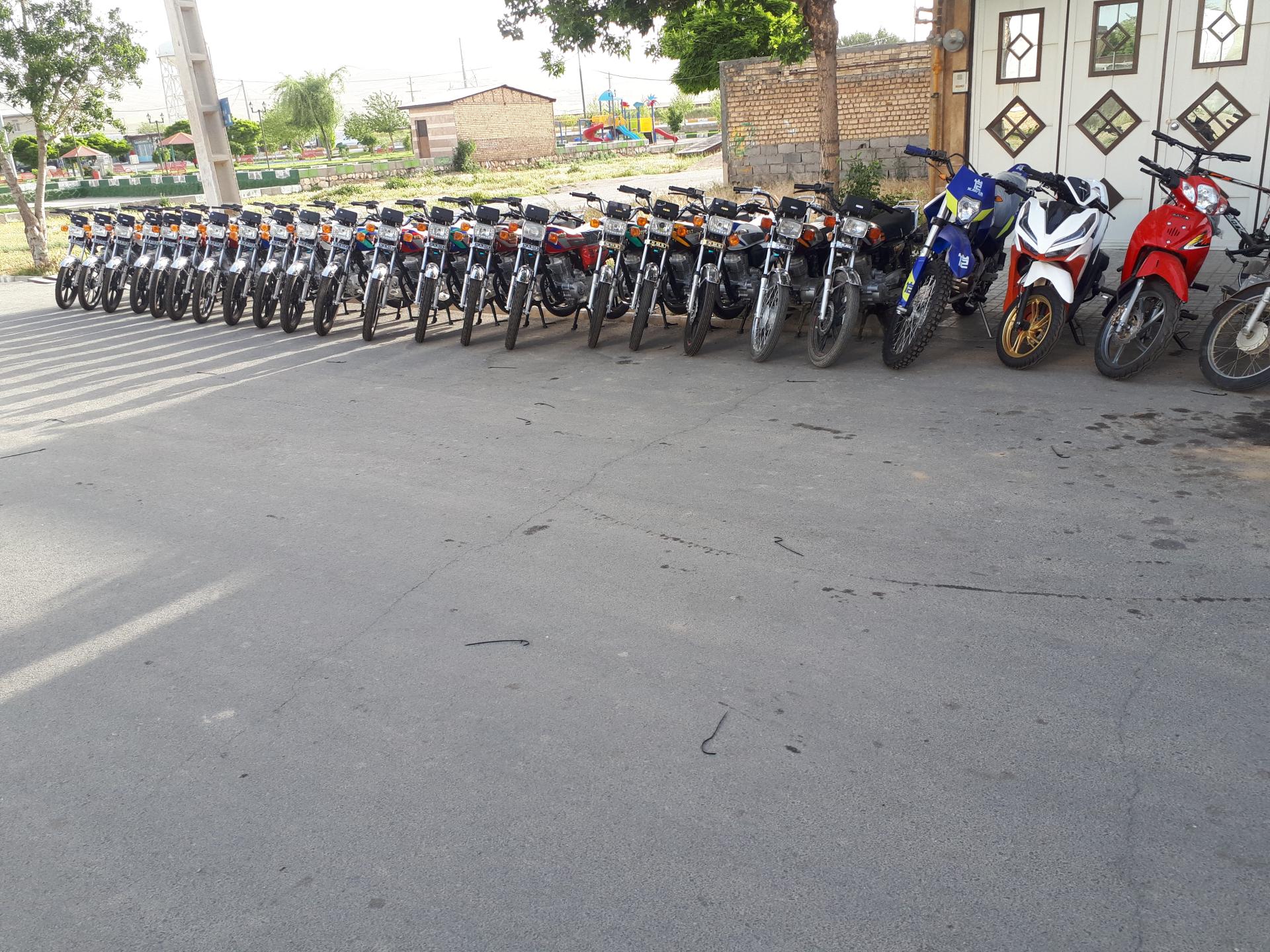 عکس خدمات موتورسیکلت و دوچرخه جوان