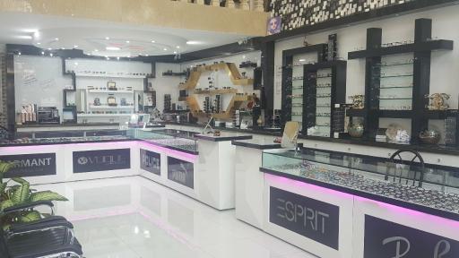 عکس اپتومتریست و عینک وحید