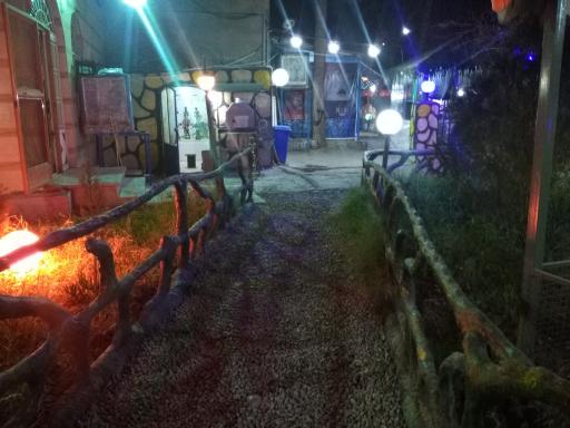 عکس باغچه رستوران فانوس آبی