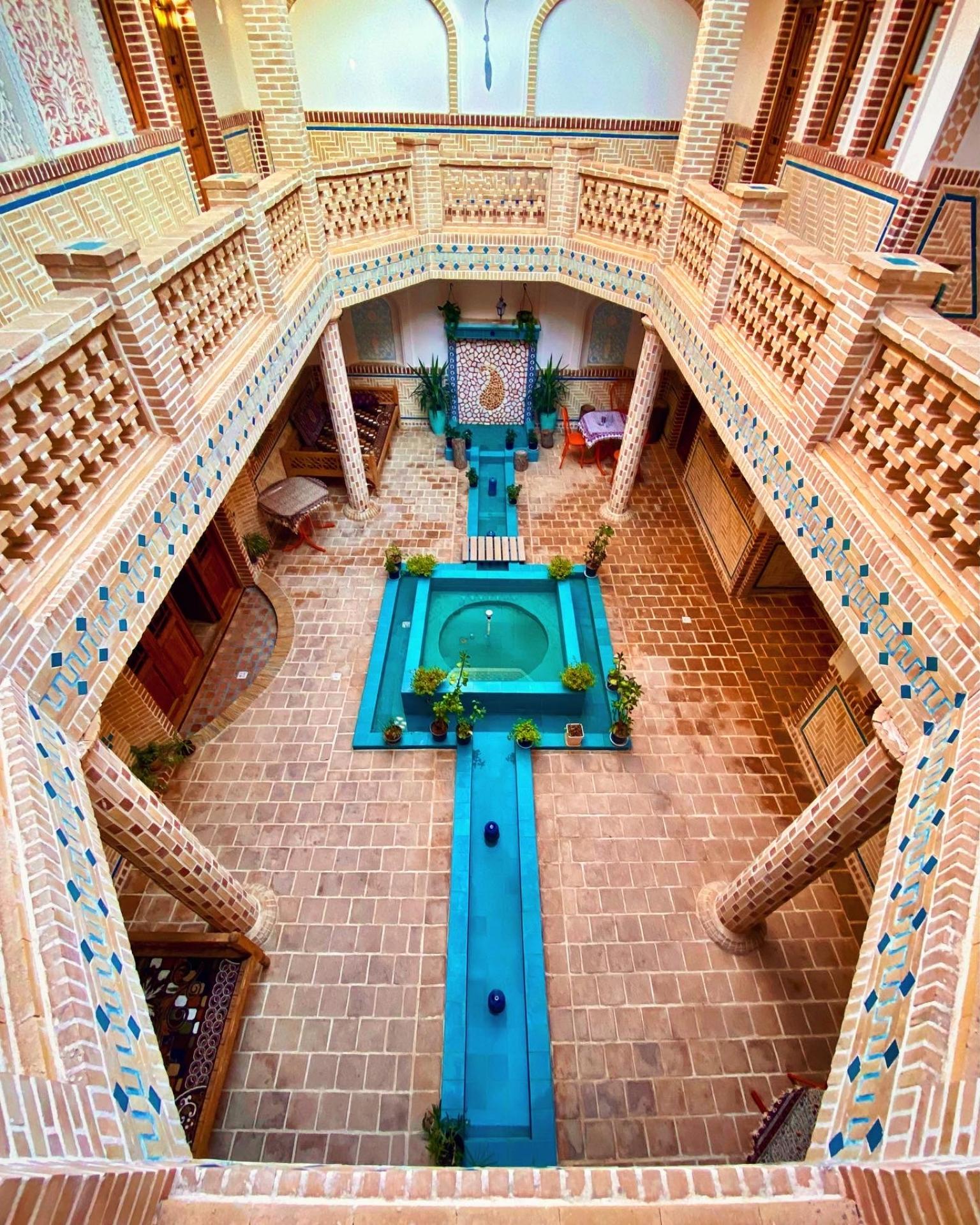 عکس سفره‌خانه سنتی دیاوا