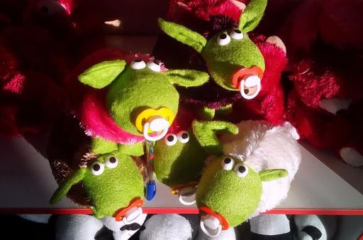 عکس فروشگاه عروسک واسباب بازی