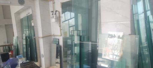 عکس شیشه بری و درب و پنجره UPVC