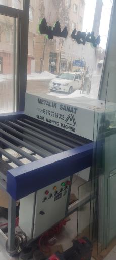 عکس شیشه بری و درب و پنجره UPVC