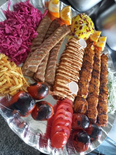 عکس تهیه غذای حاج عبدالله 