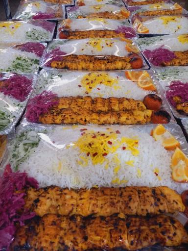 عکس تهیه غذای حاج عبدالله 
