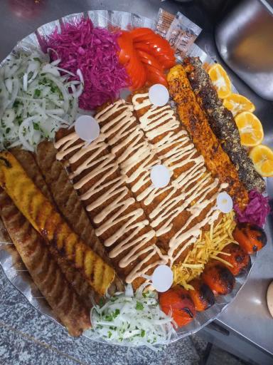 عکس تهیه غذای حاج عبدالله 